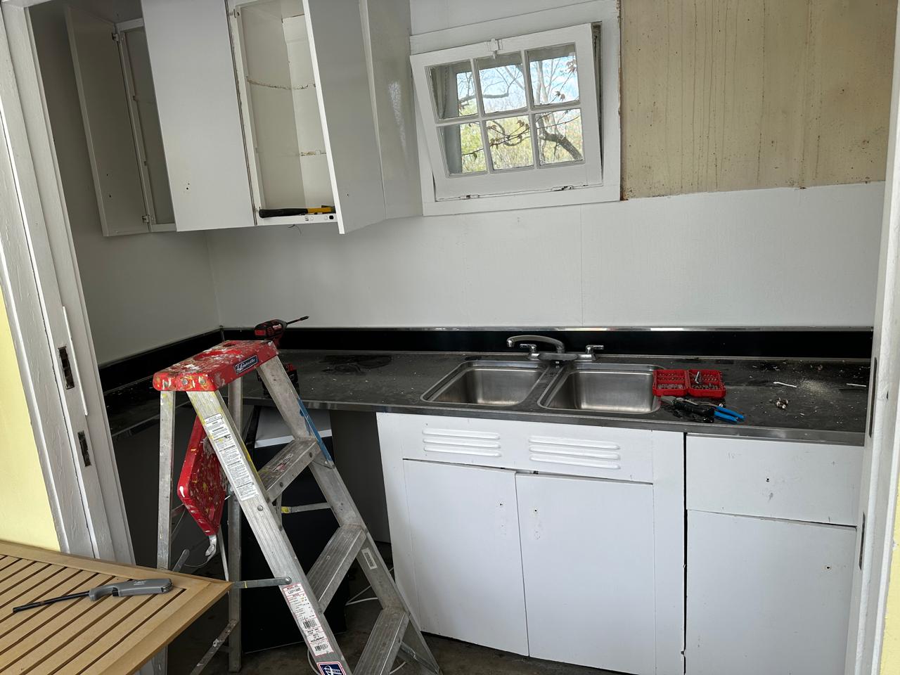 Kitchenette - Image 4
